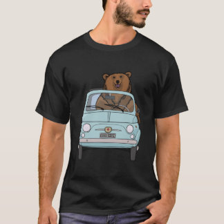 Beer in een bleek blauw Fiat 500 T-shirt