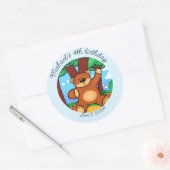 Beer in grasland verjaardag ronde sticker (Envelop)