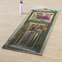 Beer in het raam kijkt naar je