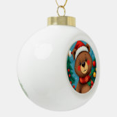 Beer in kerstmanhoed tussen kerstbomen keramische bal ornament (Links)