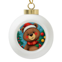 Beer in kerstmanhoed tussen kerstbomen