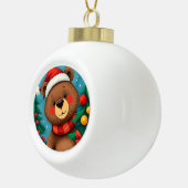 Beer in kerstmanhoed tussen kerstbomen keramische bal ornament (Rechts)