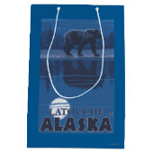 Beer in Moonlight - Latouche, Alaska Medium Cadeauzakje (Achterkant)