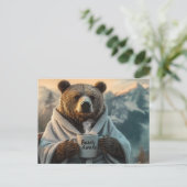 Beer in Robe Holding Coffee Mok Briefkaart (Staand voorkant)