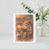 Beer in vintage stijl lezend bij de haard briefkaart (Staand voorkant)