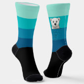 Beer kijkt over de muur, groen naar blauw water sokken (Gebogen)