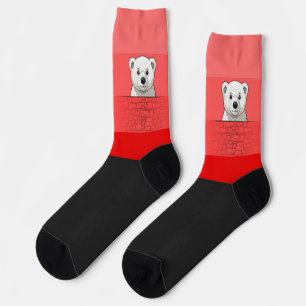 Beer kijkt over de muur, rood rood sokken