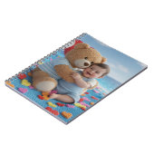 Beer knuffelt met een baby notitieboek (Linkerzijde)