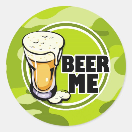 Beer Me! felgroene camo, camouflage Ronde Sticker (Voorkant)
