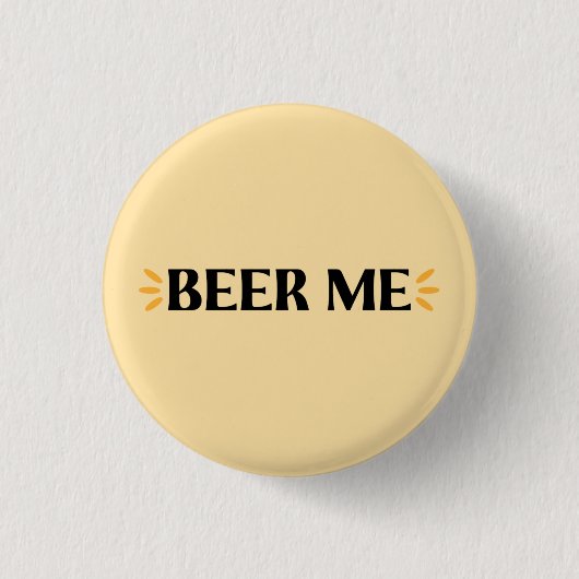 Beer me | Grappige typografie Button (Voorkant)