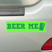 BEER ME groen ontwerp voor St Patricks day Bumpersticker (Op auto)
