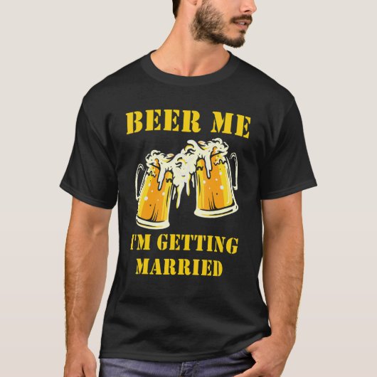 Beer Me I'm Getting Married Men Groom Bachelor Par T-shirt (Voorkant)