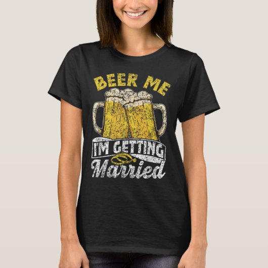Beer Me In Getting Married Party Bruid Bruidegom B T-shirt (Voorkant)
