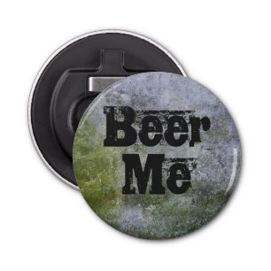 Beer me op een mossy-steenmuur button flesopener