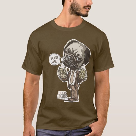 Beer me Pug van Mudge Studios T-shirt (Voorkant)