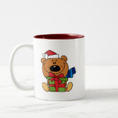 Beer met cadeautjes en cadeaus voor feestdagen tweekleurige koffiemok (Links)