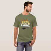 Beer met distressed Pride vlag Beer poot T-shirt (Voorkant volledig)