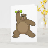 Beer met dumbbell bij yoga fitness kaart (Gele Bloem)