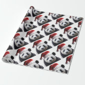 Beer met kerstpanda cadeaupapier (Uitgerold)