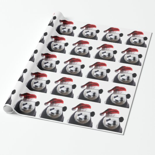 Beer met kerstpanda cadeaupapier (Uitgerold)