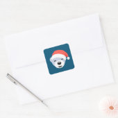 Beer met kerstpolair in rood Pet op blauw Vierkante Sticker (Envelop)