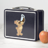 Beer met koffiebeker (In situ)