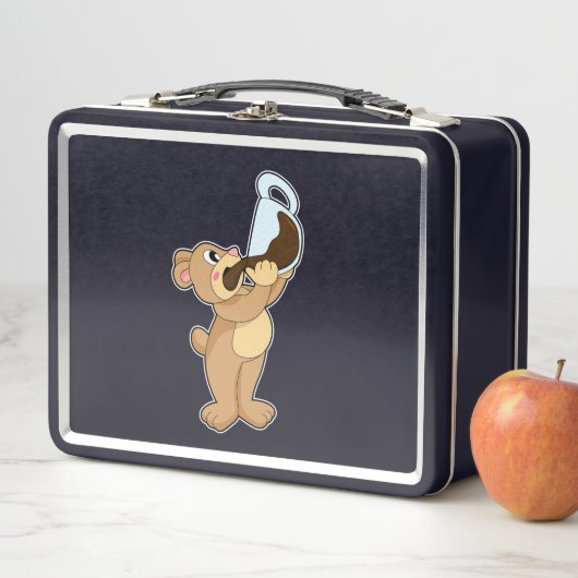 Beer met koffiebeker (In situ)