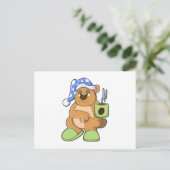 Beer met kopje koffie en slaapkop briefkaart (Staand voorkant)