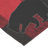 Beer met rode staartloper, zwart korte tafelloper (Hoek)