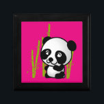 Beer met zwarte en witte panda in een bamboegroef cadeaudoosje<br><div class="desc">Wat een schattige en schattige illustratie van een zwart-wit panda-beer dat in een kleine grove onder de groene bamboe zit en er gelukkig,  vriendelijk en liefdevol uitziet. Roze achtergrond van Fuschia.</div>