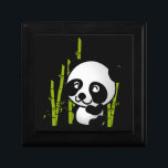 Beer met zwarte en witte panda in een bamboegroef cadeaudoosje<br><div class="desc">Wat een schattige en schattige illustratie van een zwart-wit panda-beer dat in een kleine grove onder de groene bamboe zit en er gelukkig,  vriendelijk en liefdevol uitziet. Zwarte achtergrond maakt deze kleine panda-pop echt.</div>