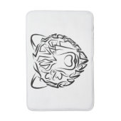 Beer met zwarte en witte tribale badmat (Voorkant Verticaal)