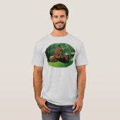 Beer op een logboek t-shirt (Voorkant volledig)