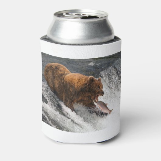 Beer op het punt om zalm in de mond te vangen blikjeskoeler (Blikje Achterkant)