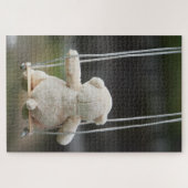 Beer op Schommel in beweging. Legpuzzel (Horizontaal)