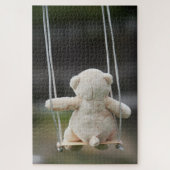 Beer op Schommel in beweging. Legpuzzel (Verticaal)