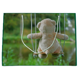 Beer op schommel vanaf de rug. groot cadeauzakje