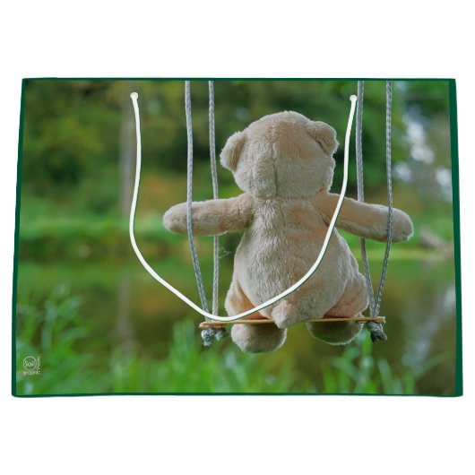 Beer op schommel vanaf de rug. groot cadeauzakje (Voorkant)