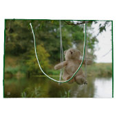 Beer op schommel vanaf de rug. groot cadeauzakje (Achterkant)