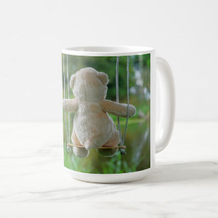 Beer op schommel vanaf de rug. koffiemok