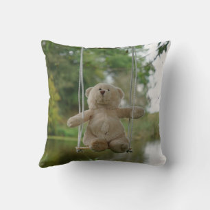 Beer op schommel vanaf de rug. kussen