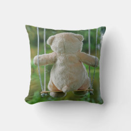 Beer op schommel vanaf de rug. kussen