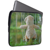 Beer op schommel vanaf de rug. laptop sleeve (Voorkant Rechts)