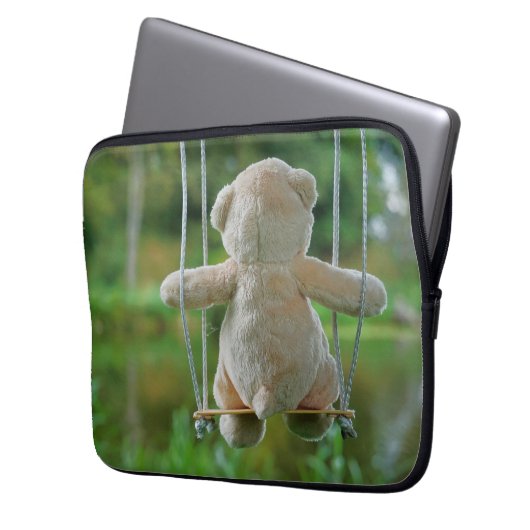 Beer op schommel vanaf de rug. laptop sleeve (Voorkant Links)