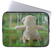 Beer op schommel vanaf de rug. laptop sleeve (Voorkant)