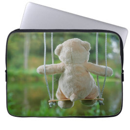 Beer op schommel vanaf de rug. laptop sleeve