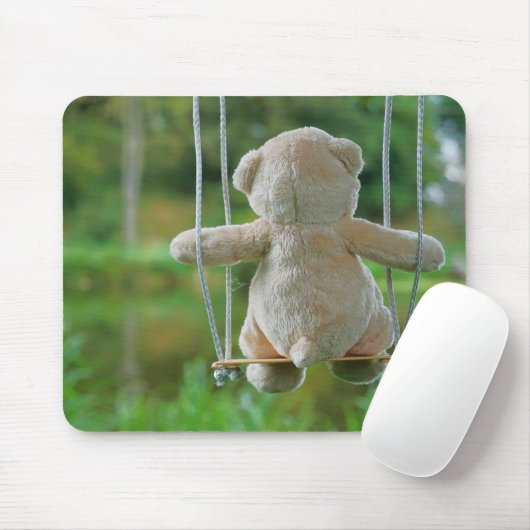 Beer op schommel vanaf de rug. muismat (Met muis)