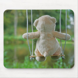 Beer op schommel vanaf de rug. muismat