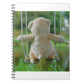 Beer op schommel vanaf de rug. notitieboek (Voorkant)