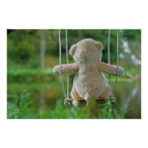 Beer op schommel vanaf de rug.